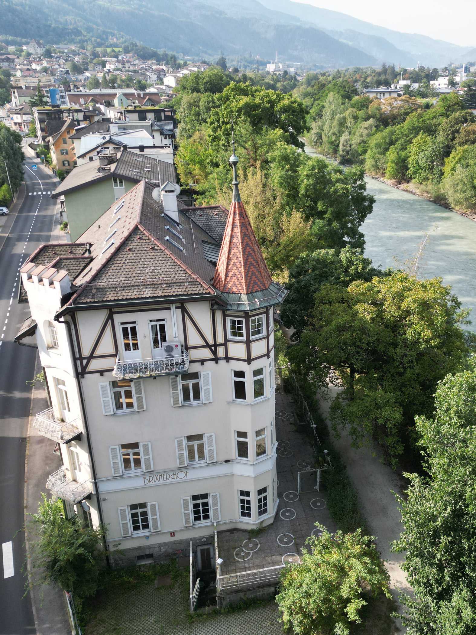 Historisches Gebäude des Brixner Hofs an Fluss und Straße
