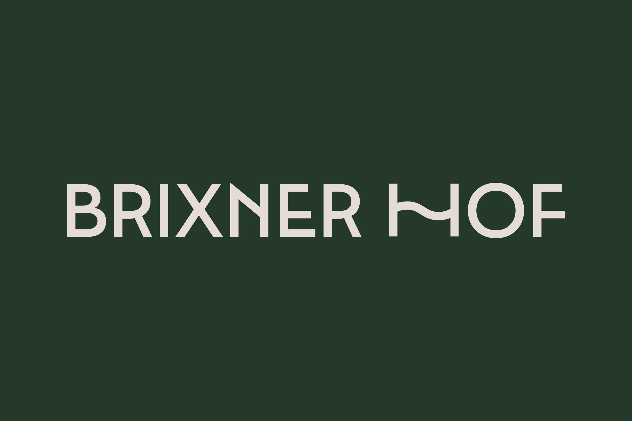 Brixner Hof Logo auf dunkelgrünem Hintergrund