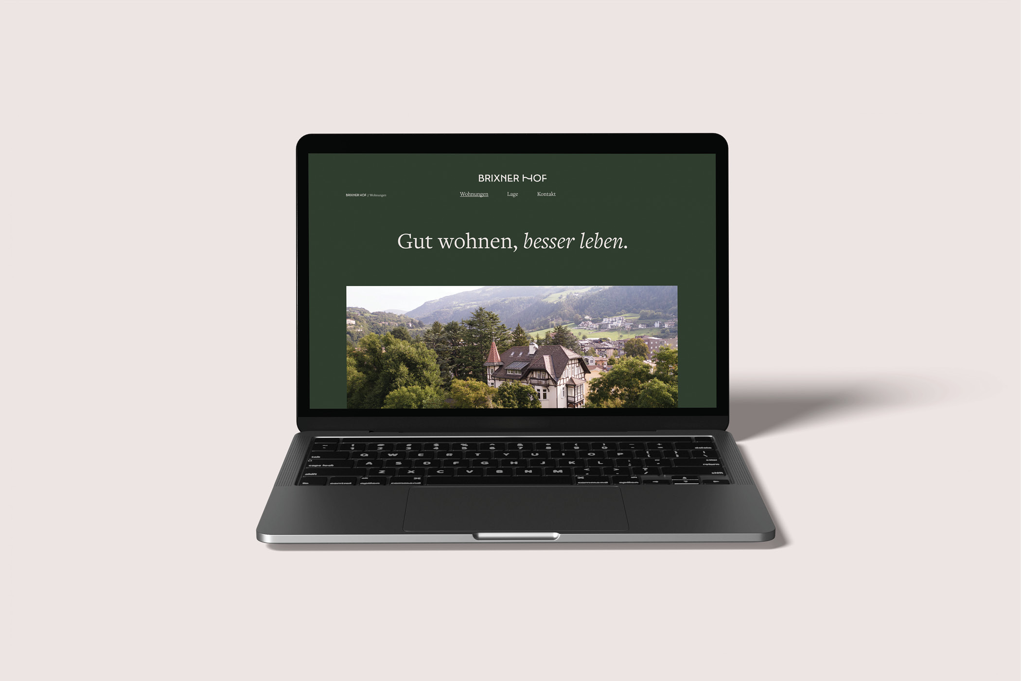 Laptop mit Website des Brixner Hofs, Landschaftsblick