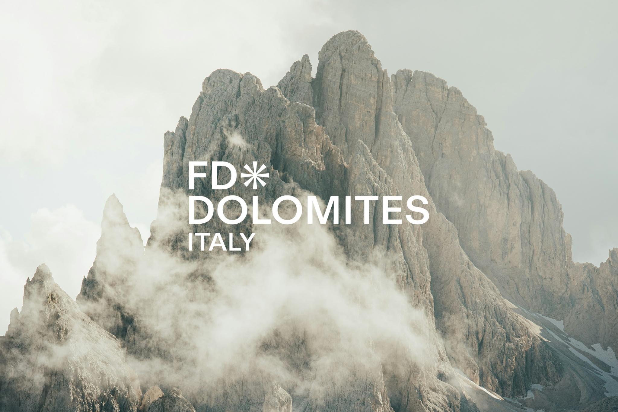 Dolomiten-Gipfel mit Wolken, Schriftzug 'FD Dolomites Italy' sichtbar
