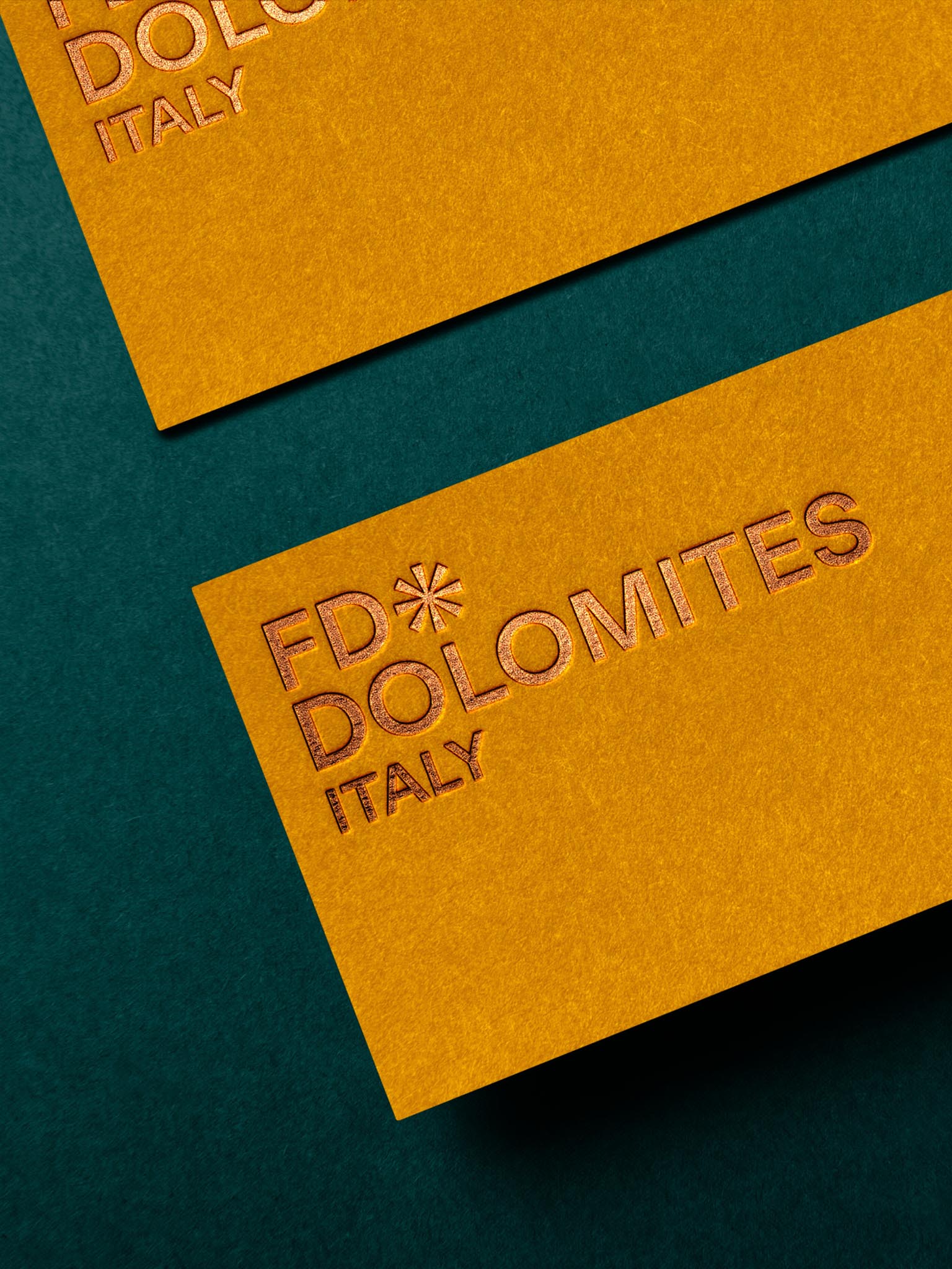 Detailansicht gelber Druck mit FD Dolomites Italy Schriftzug