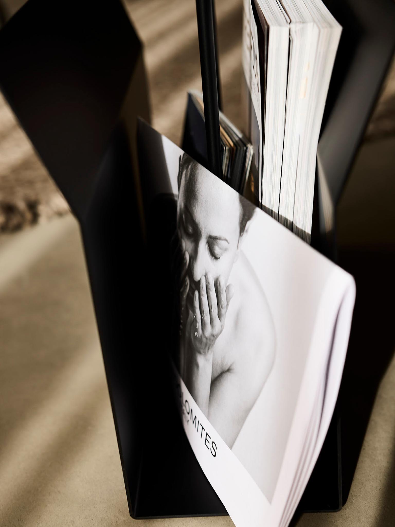 Magazin in schwarzem Halter, Titel 'Dolomites', schwarz-weiß Portrait.